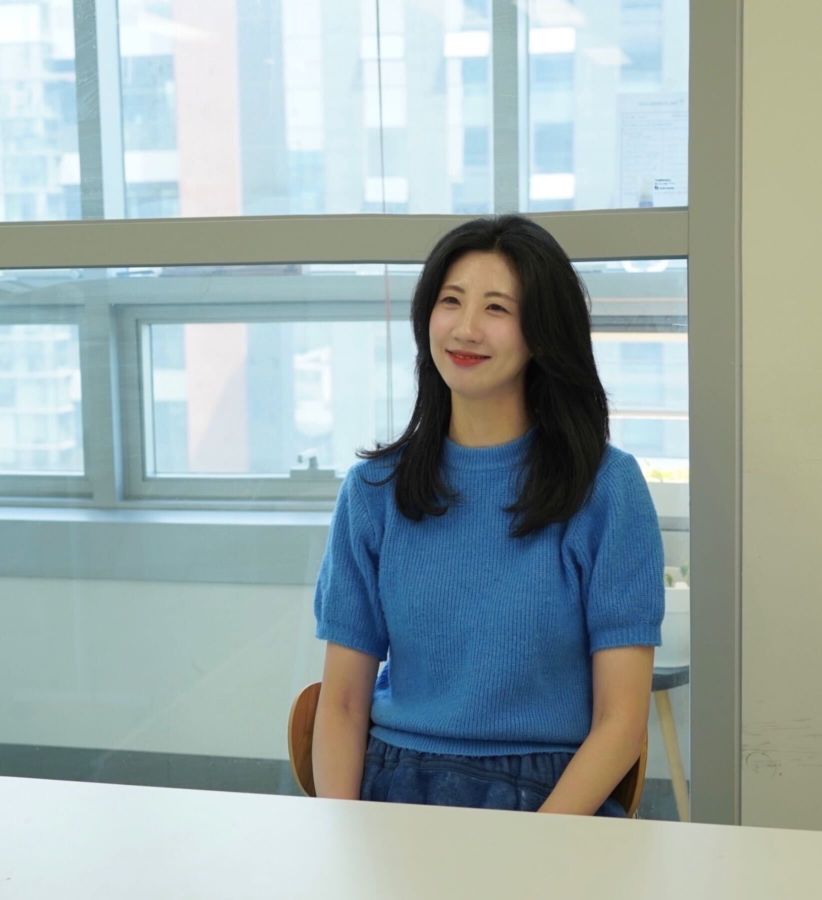 인터뷰 중인 바이나우 콘텐츠 마케팅팀, 아이린 