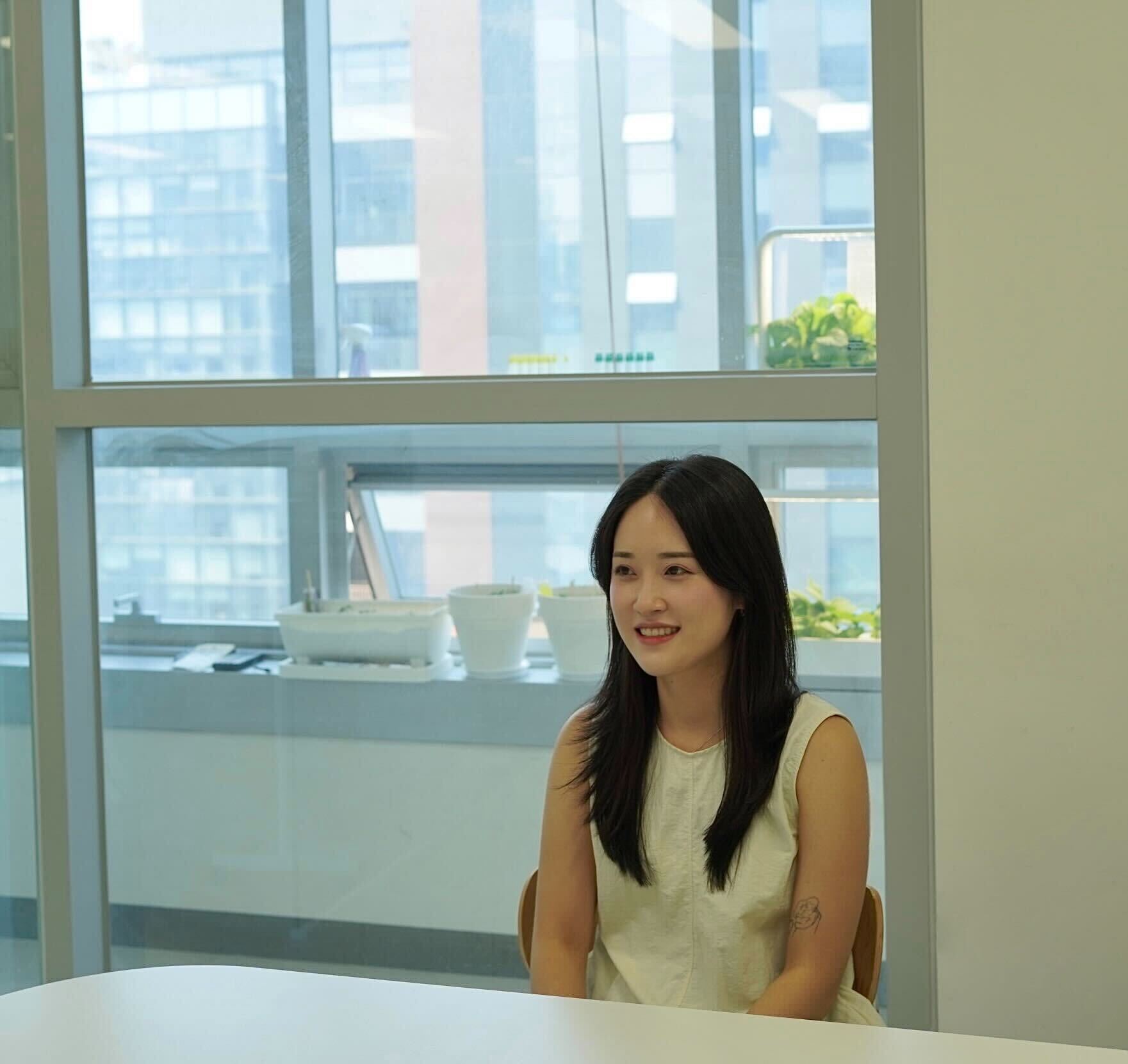 인터뷰 중인 바이나우 서비스 운영팀, 로지